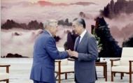 王毅会见美国哈佛大学教授艾利森