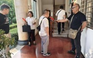 云南多地突查公职人员违规饮酒：公安局门口开展酒精吹气测试