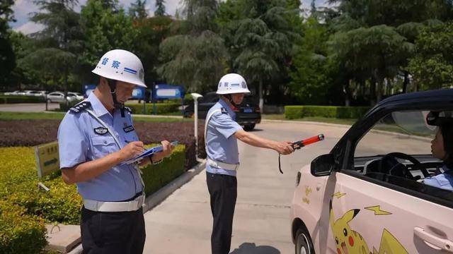 云南多地突查公职人员违规饮酒：公安局门口开展酒精吹气测试
