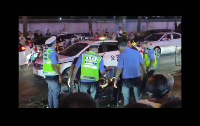 商务奔驰车深夜遇查酒驾强闯卡，撞伤交警及路人，医院：交警多发骨折