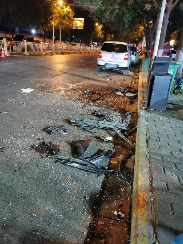 商务奔驰车深夜遇查酒驾强闯卡，撞伤交警及路人，医院：交警多发骨折