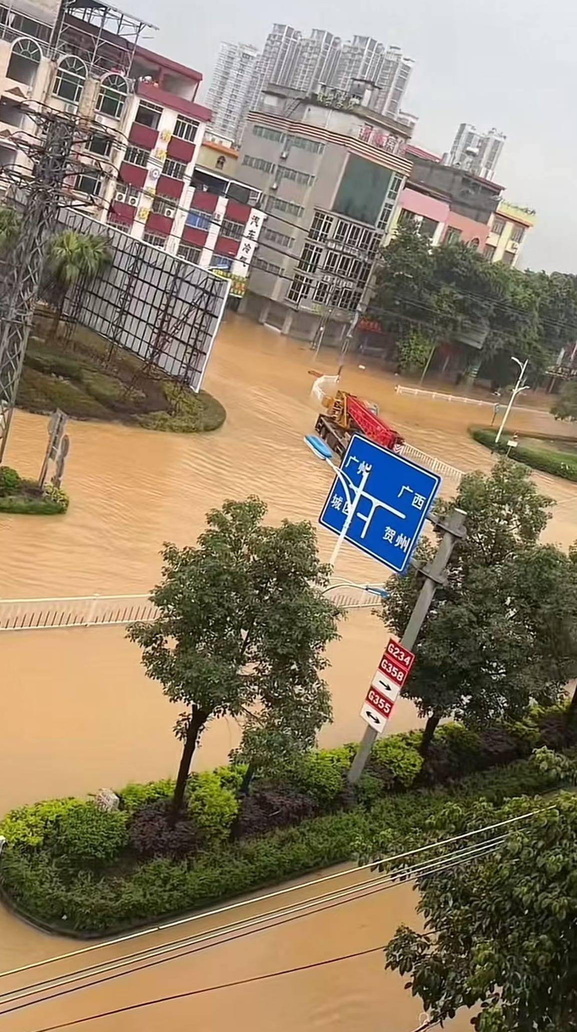 广东怀集遭遇超百年一遇大洪水，居民：水来得很快，防洪警报响个不停