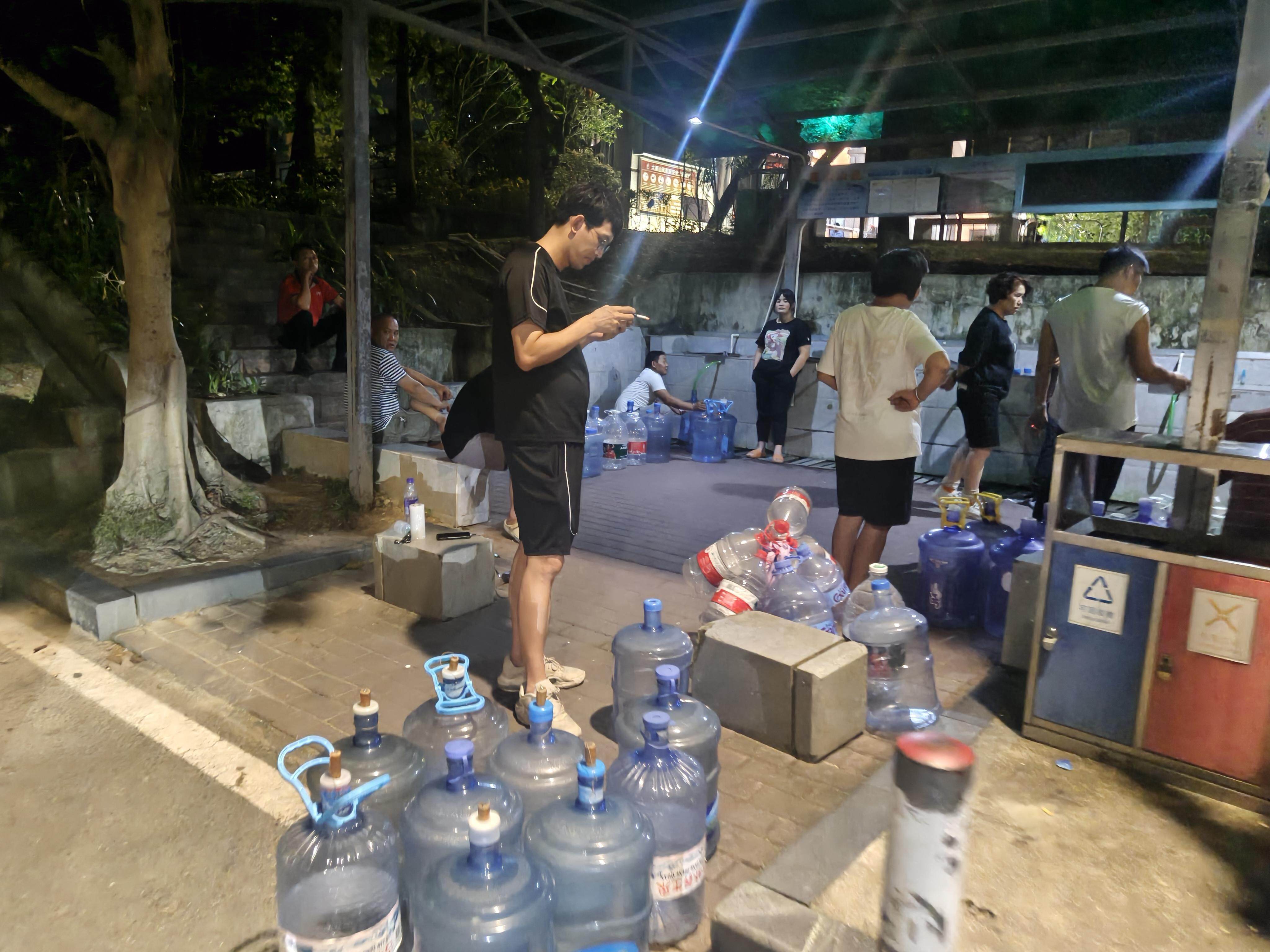 鱼眼·现场丨警报！柳江突发锑污染，柳州超市饮用水遭抢购，多地居民排队取水