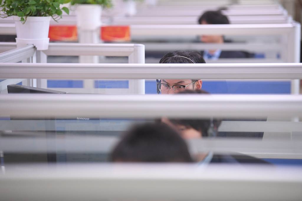 听筒悬放热线打不通，杭州滤镜破碎了